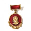 Значок с золотым портретом Ленина на красном фоне (подвес)