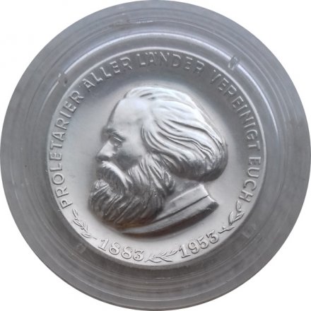Знак Пролетарий всех стран соединяйтесь. К.Маркс 1883-1953