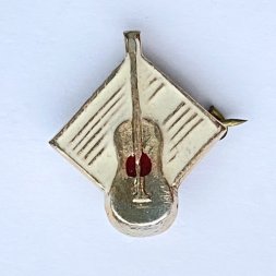 Значок. Гитара. Нотный лист.
