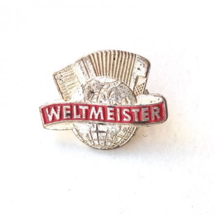 Значок ГДР. Weltmeister. Завод музыкальных инструментов. Аккордеон