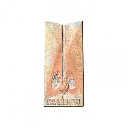 Значок Эстония. Таллин (Tallinn). Мемориальный ансамбль Маарьямяэ. Вечный огонь