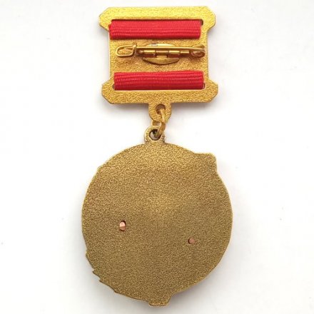 Знак &quot;95 лет отечественному тракторостроению&quot;