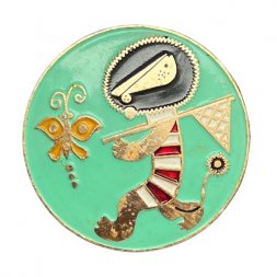 Значок Каникулы Бонифация. Лев с сачком и бабочкой