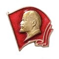 Значок В.И. Ленин в профиль на фоне красного флага