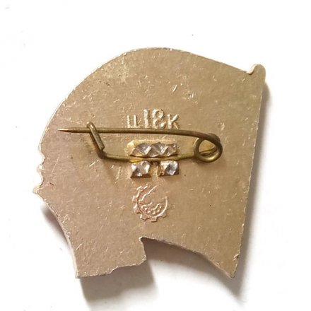 Значок В.И. Ленин в профиль на фоне красного флага