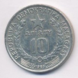 Монета Мадагаскар 10 ариари 1983 год - Резчик торфа
