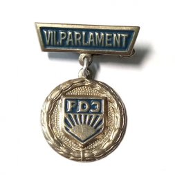 Значок Комсомол FDJ. 7-й съезд (Parlament) комсомольской организации ГДР 1963 г.