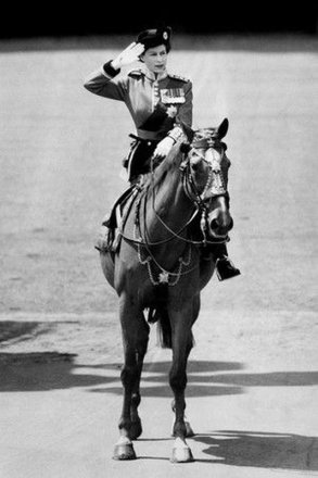 Великобритания 25 новых пенсов 1977 год - Cеребряный юбилей правления Елизаветы II (медь-никель)(в капсуле)