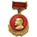 Значок с золотым портретом Ленина на красном фоне (подвес)