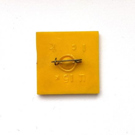 Значок. Виды спорта. Конькобежный спорт и легкая атлетика. Переливающийся