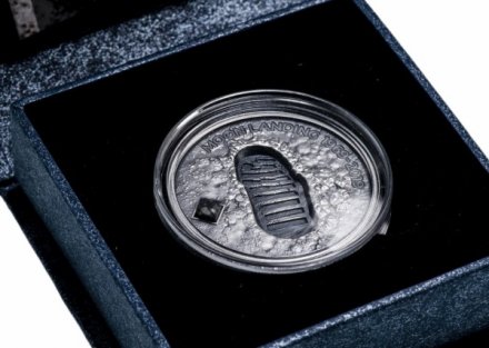 Острова Кука 5 долларов 2019 год - 50 лет высадки на Луну. Вместе с метеоритом