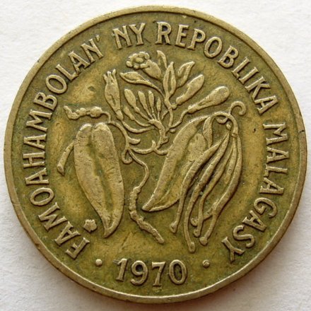 Мадагаскар 10 франков 1970 год - Буйвол. Стручки ванили