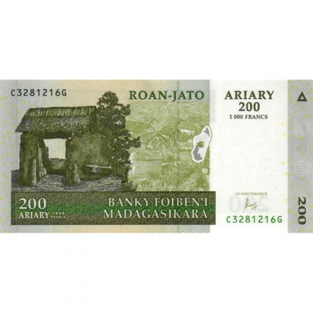 Мадагаскар 200 ариари (1000 франков) 2004 год - Деревня на плато. Aloalo (погребальные скульптуры) UNC