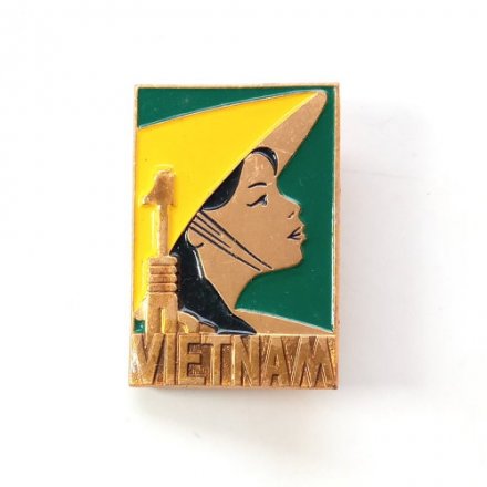 Значок Vietnam. Вьетнам. Девушка с автоматом. ЛМД