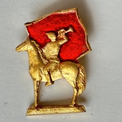 Значок. Знаменосец будёновец горнист на коне