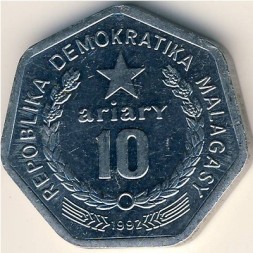 Монета Мадагаскар 10 ариари 1992 год - Резчик торфа