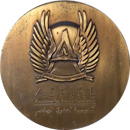 Настольная медаль Aspire Academy for Sports Excellence. Академия спортивного мастерства Aspire. Катар (в футляре)