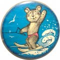 Значок Мишка на водных лыжах
