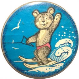 Значок Мишка на водных лыжах