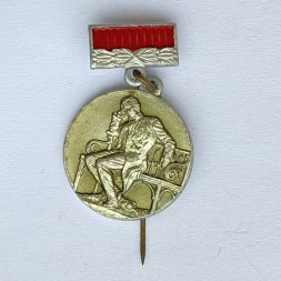 Значок. Памятник А.С. Пушкину (игла, красный)