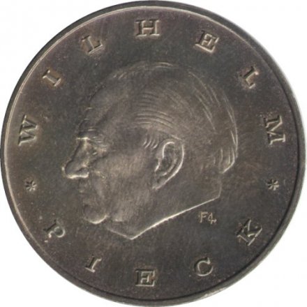 Набор из 2 медалей Германия. Карл Фердинанд Браун 1968 г. и Вильям Пик. 20 лет ГДР (в футляре)