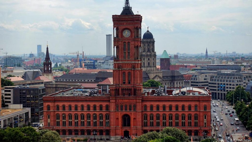 Ратуша берлина. Красная ратуша в Берлине. Rotes Rathaus в Берлине. Александрплац красная ратуша. Красная ратуша в Берлине на Александрплац.