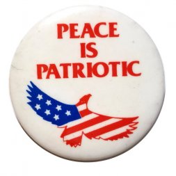 Значок peace is patriotic. мир - это патриотизм. США